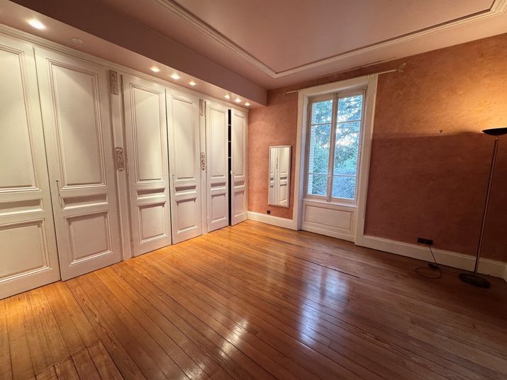 Maison a louer tassin-la-demi-lune - 9 pièce(s) - 181 m2 - Surfyn